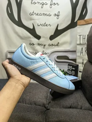 Adidas 蓝色白色低帮麂皮纹理鞋面生活方式运动鞋 5