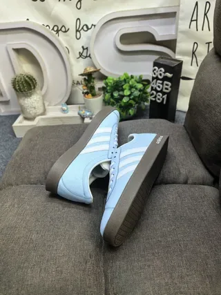 Adidas 蓝色白色低帮麂皮纹理鞋面生活方式运动鞋 6