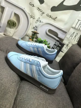 Adidas 蓝色白色低帮麂皮纹理鞋面生活方式运动鞋 7