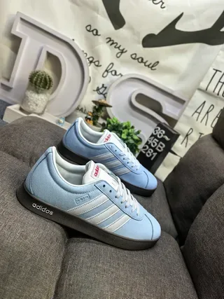 Adidas 蓝色白色低帮麂皮纹理鞋面生活方式运动鞋 9