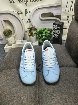 Adidas 蓝色白色低帮麂皮纹理鞋面生活方式运动鞋 10