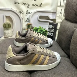 Adidas Chaussures Lifestyle marron beige daim haut trois rayures panneau latéral