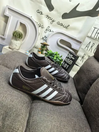 Adidas Chaussures Lifestyle en Cuir Marron Blanc avec Trois Rayures 9
