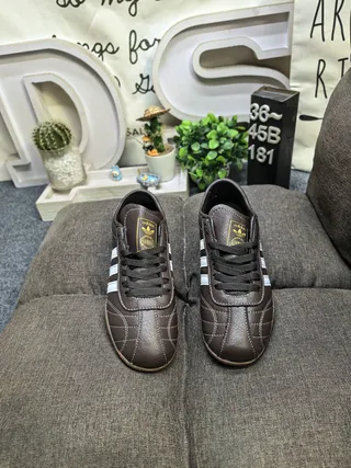 Adidas Chaussures Lifestyle en Cuir Marron Blanc avec Trois Rayures 10