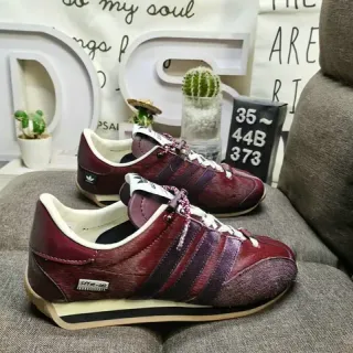 Adidas ब्रगंडी أرجواني منخفضة العلقة حذاء رياضي أسلوب حياة من مادة مختلطة في السطح العلوي