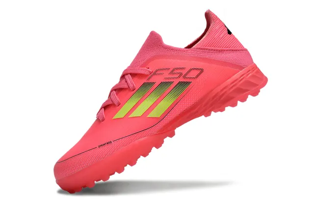 أديداس F50 أحذية كرة القدم للعشب الاصطناعي مع الجزء العلوي من knit وردي أخضر، تفاصيل شريط تدرجي 4