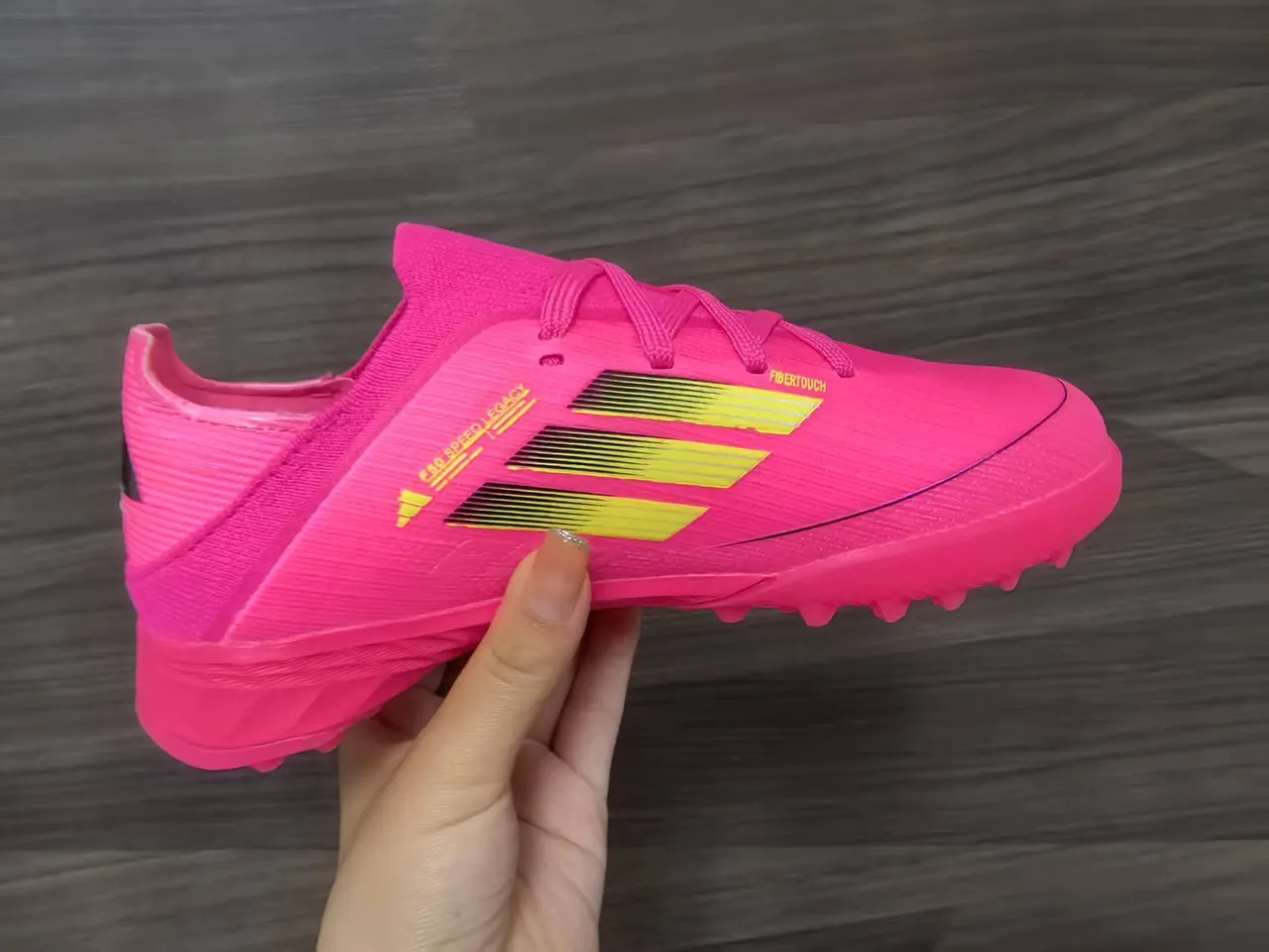 أديداس F50 أحذية كرة القدم للعشب الاصطناعي مع الجزء العلوي من knit وردي أخضر، تفاصيل شريط تدرجي 9