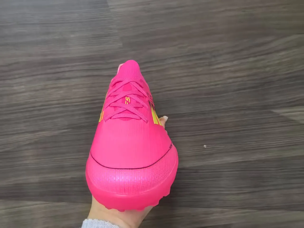أديداس F50 أحذية كرة القدم للعشب الاصطناعي مع الجزء العلوي من knit وردي أخضر، تفاصيل شريط تدرجي 10