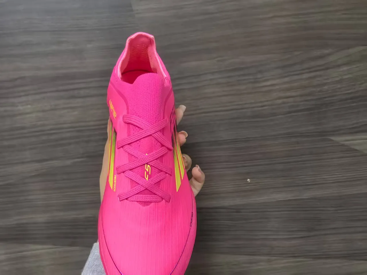 أديداس F50 أحذية كرة القدم للعشب الاصطناعي مع الجزء العلوي من knit وردي أخضر، تفاصيل شريط تدرجي 11