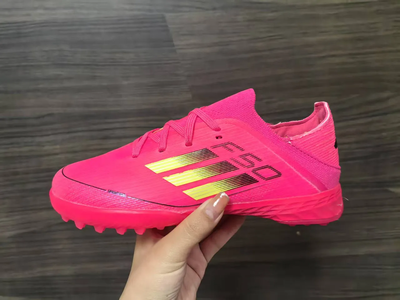 أديداس F50 أحذية كرة القدم للعشب الاصطناعي مع الجزء العلوي من knit وردي أخضر، تفاصيل شريط تدرجي 12