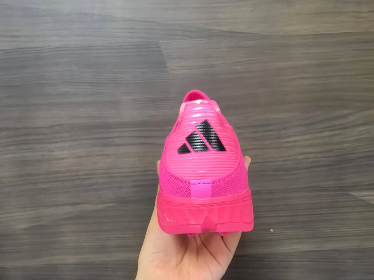 أديداس F50 أحذية كرة القدم للعشب الاصطناعي مع الجزء العلوي من knit وردي أخضر، تفاصيل شريط تدرجي 13