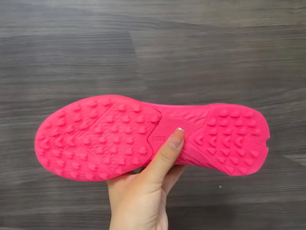 أديداس F50 أحذية كرة القدم للعشب الاصطناعي مع الجزء العلوي من knit وردي أخضر، تفاصيل شريط تدرجي 14