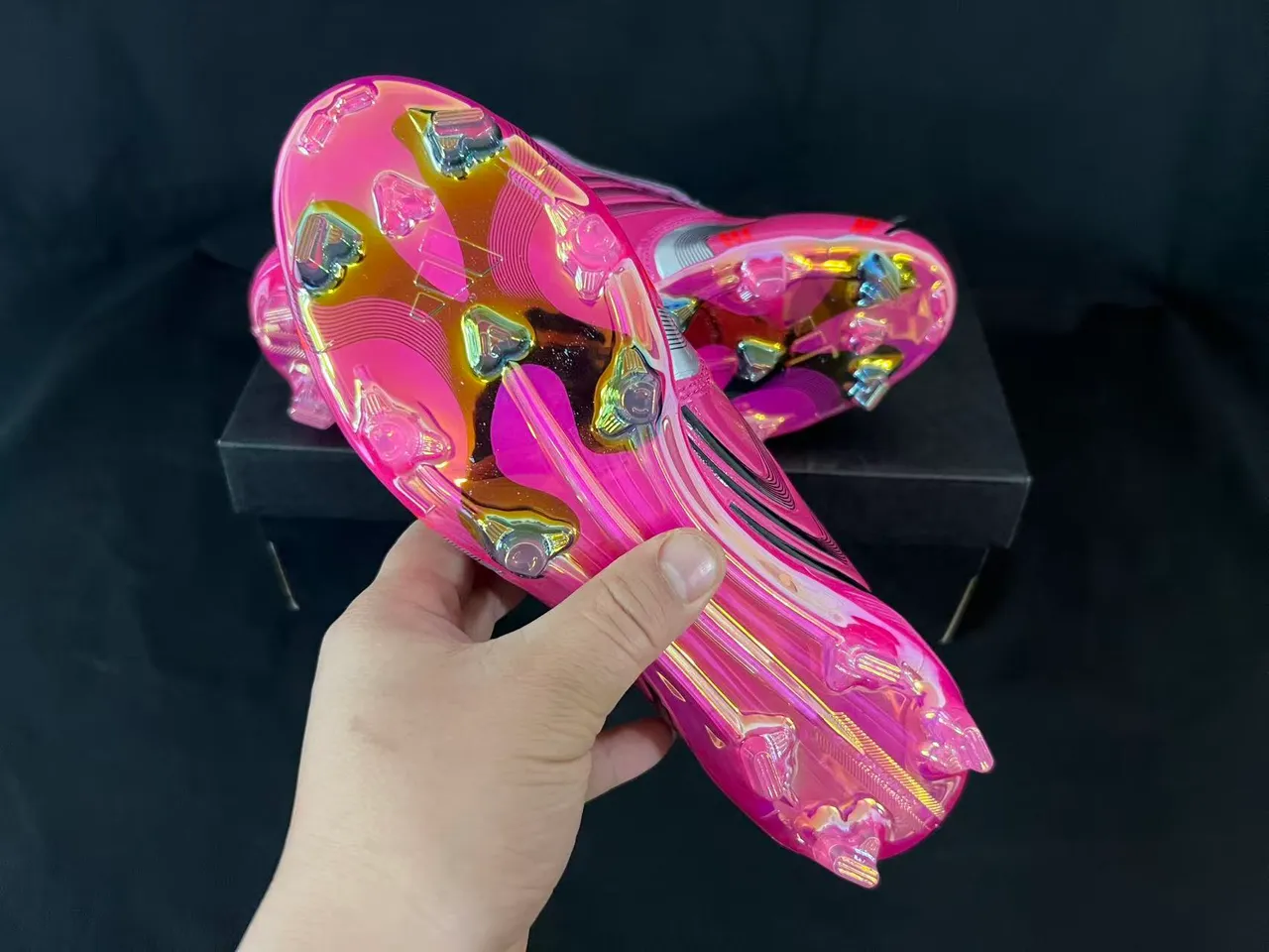 Adidas F50 粉色银色光泽合成面料上层 彩虹色半透明鞋底 坚地足球鞋 2