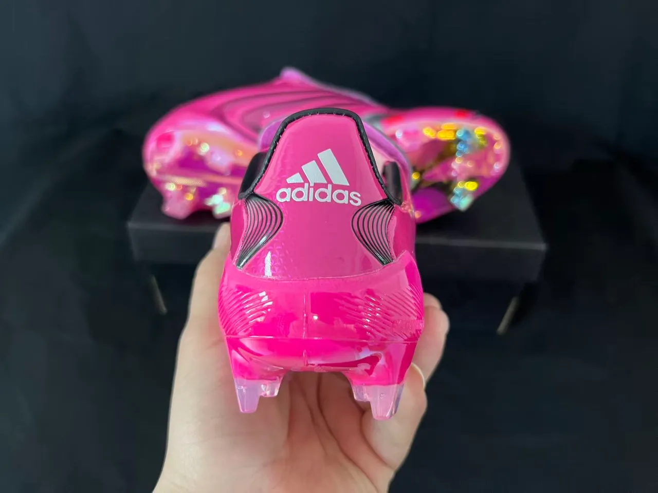Adidas F50 粉色银色光泽合成面料上层 彩虹色半透明鞋底 坚地足球鞋 3