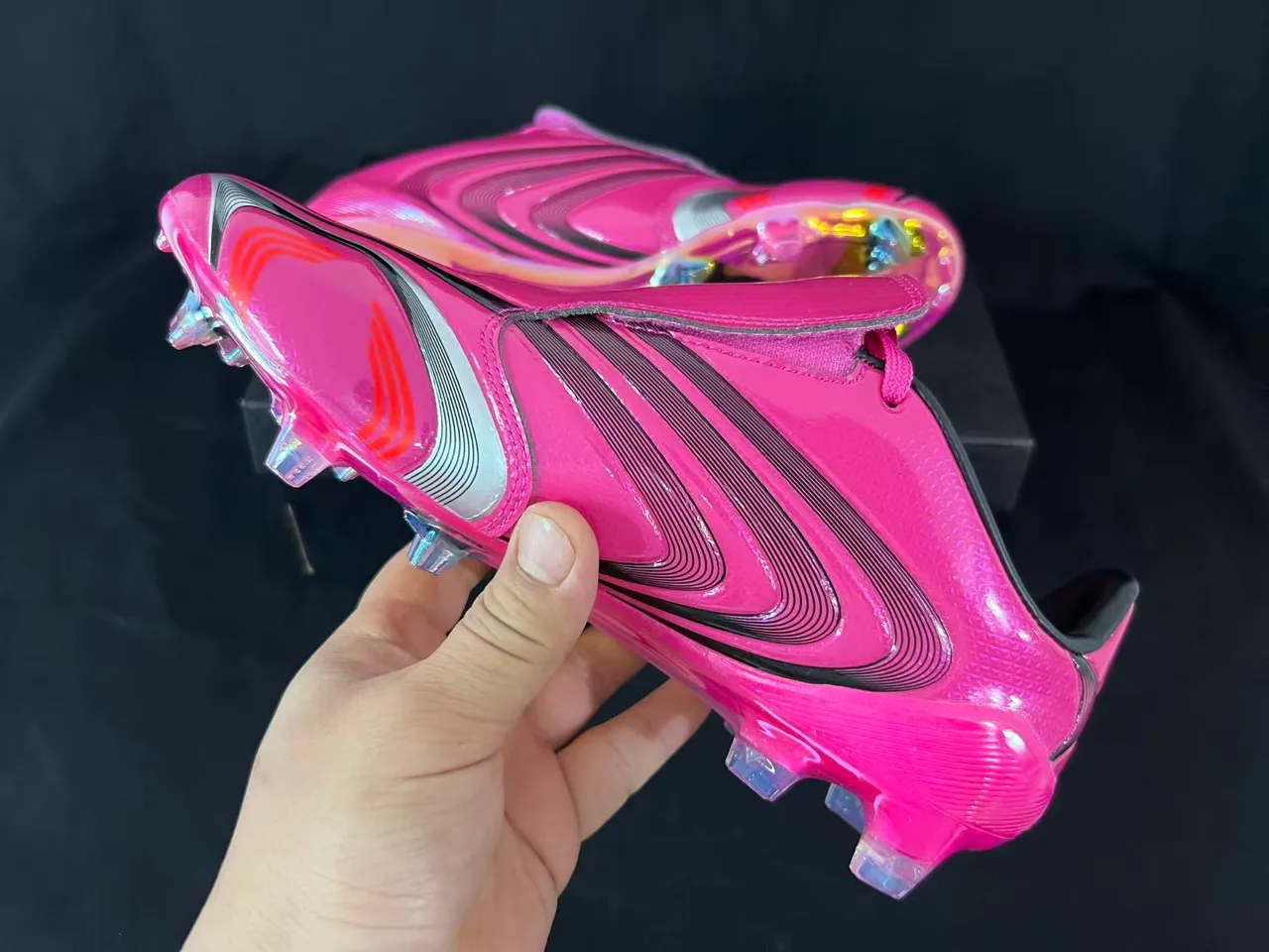 Adidas F50 粉色银色光泽合成面料上层 彩虹色半透明鞋底 坚地足球鞋 4