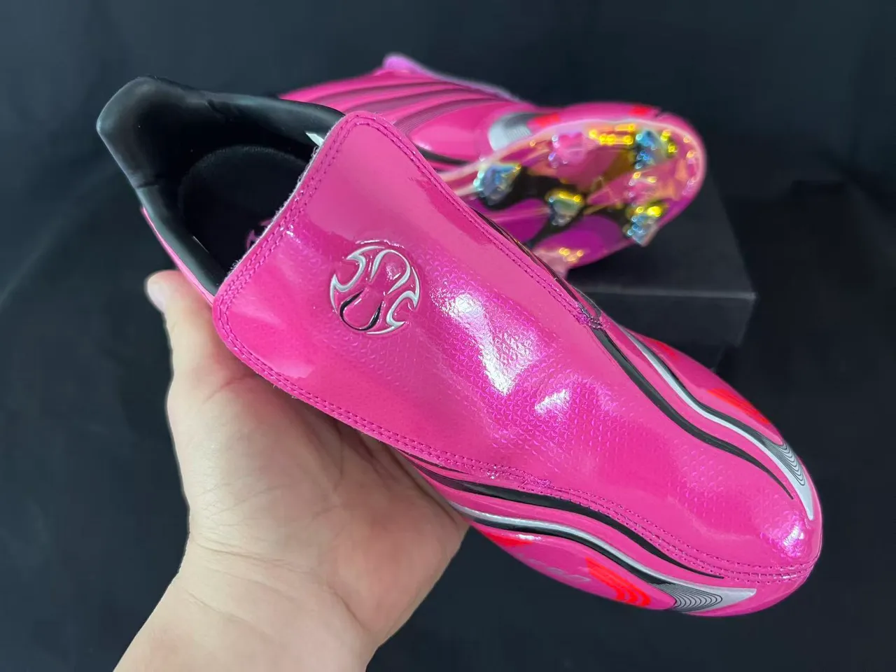 Adidas F50 粉色银色光泽合成面料上层 彩虹色半透明鞋底 坚地足球鞋 5