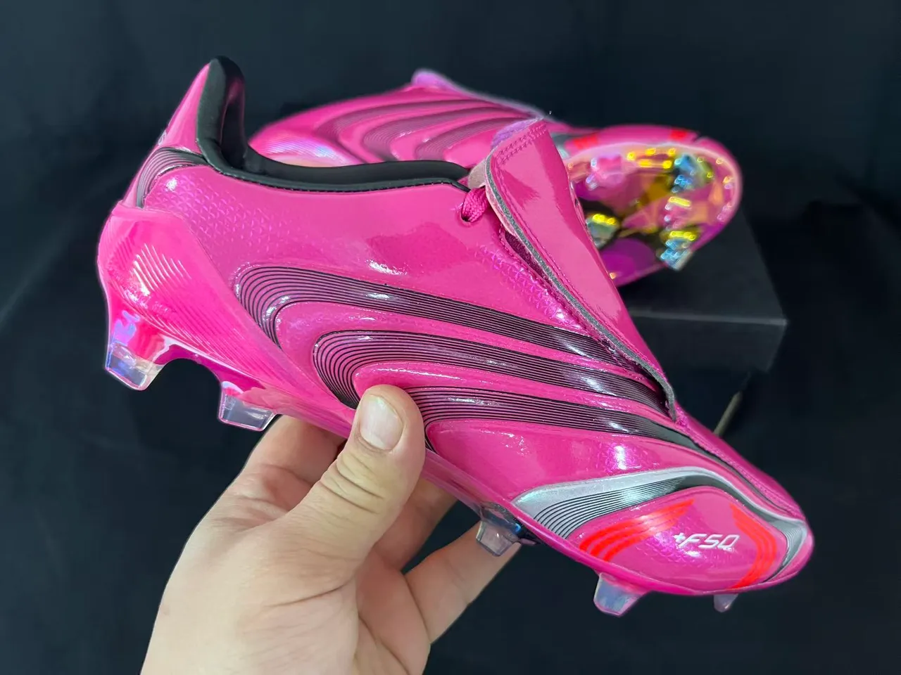 Adidas F50 粉色银色光泽合成面料上层 彩虹色半透明鞋底 坚地足球鞋 6