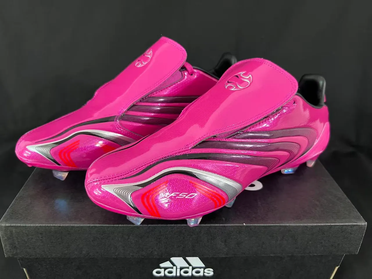 Adidas F50 粉色银色光泽合成面料上层 彩虹色半透明鞋底 坚地足球鞋 8