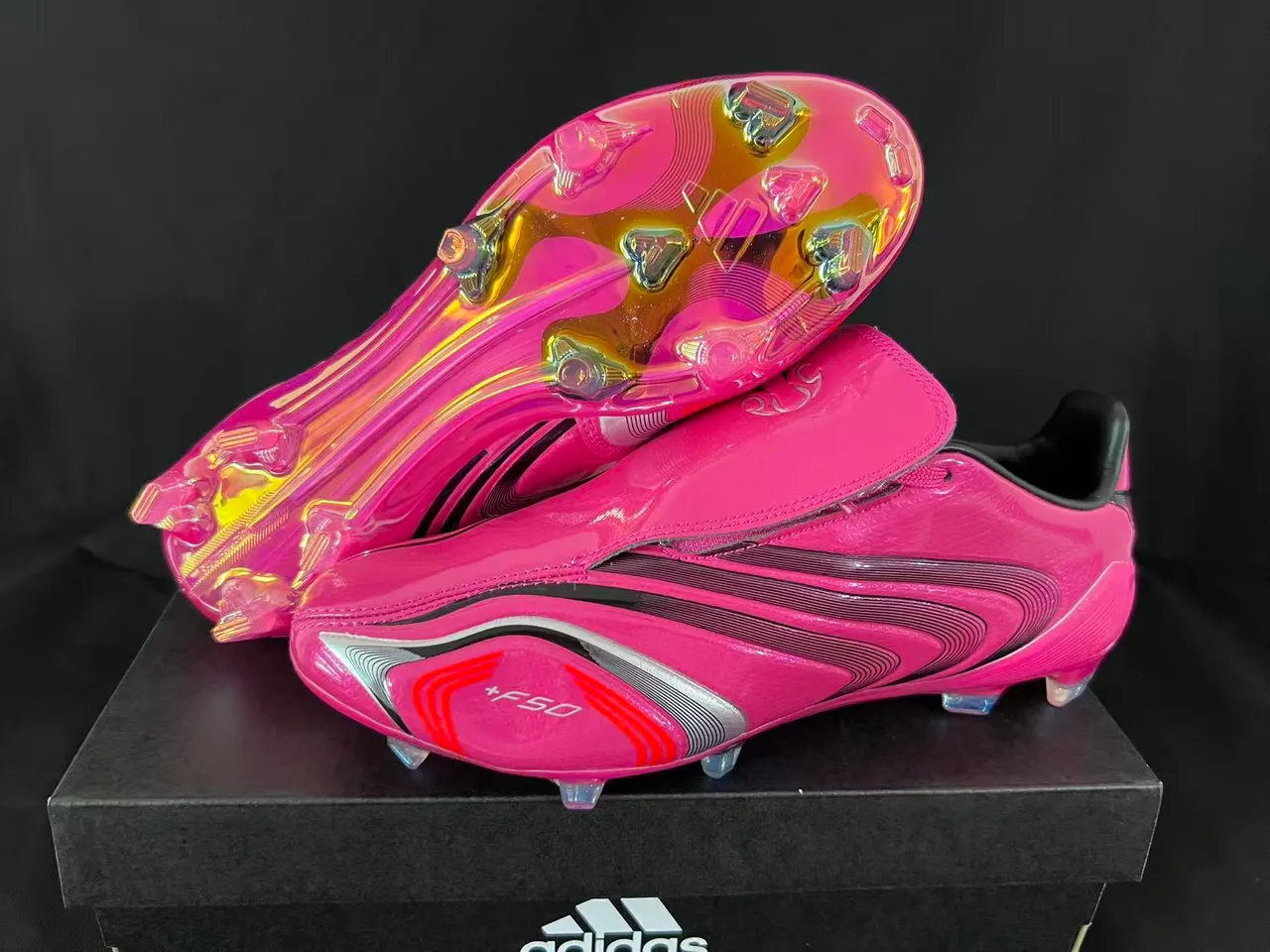 Adidas F50 粉色银色光泽合成面料上层 彩虹色半透明鞋底 坚地足球鞋 9
