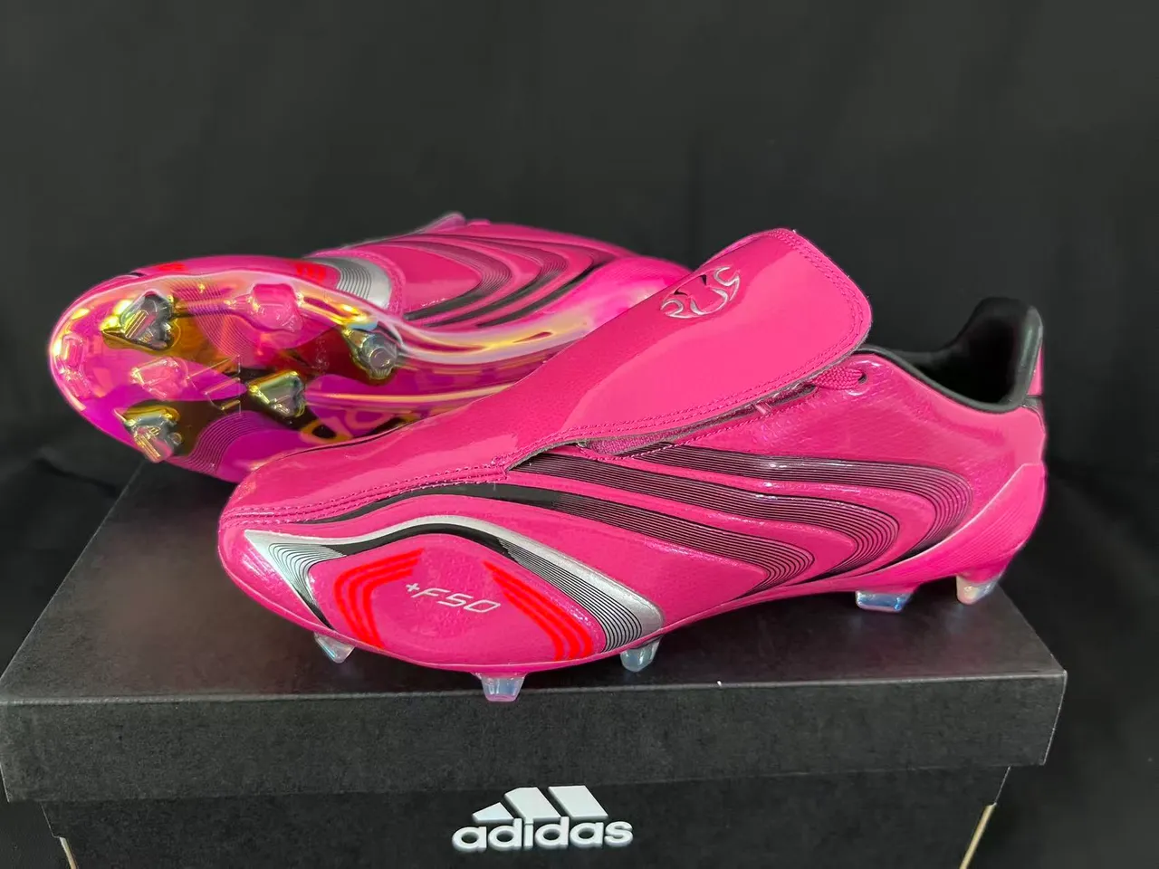 Adidas F50 粉色银色光泽合成面料上层 彩虹色半透明鞋底 坚地足球鞋 10