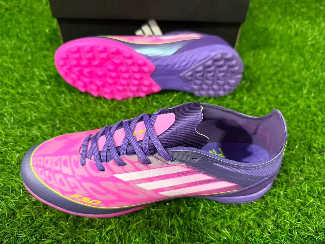 Adidas F50 Morado Rosa Zapatos de fútbol sintéticos low-cut con tacos cónicos para césped 2