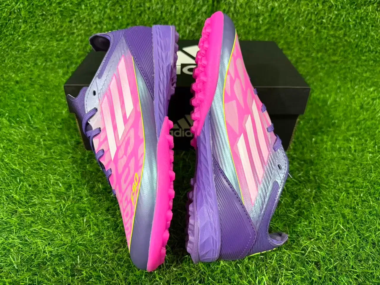 Adidas F50 Morado Rosa Zapatos de fútbol sintéticos low-cut con tacos cónicos para césped 3