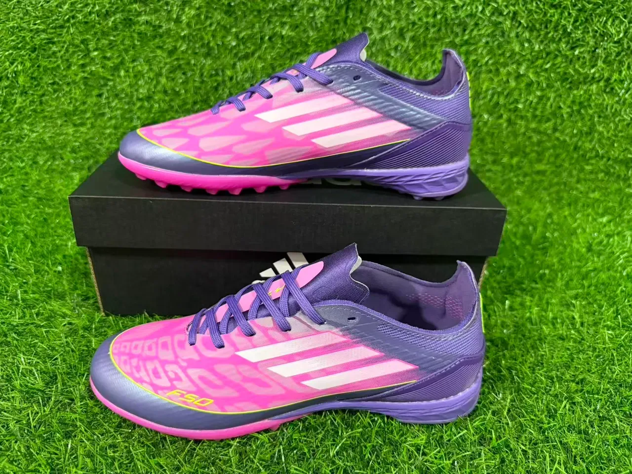 Adidas F50 Morado Rosa Zapatos de fútbol sintéticos low-cut con tacos cónicos para césped 7