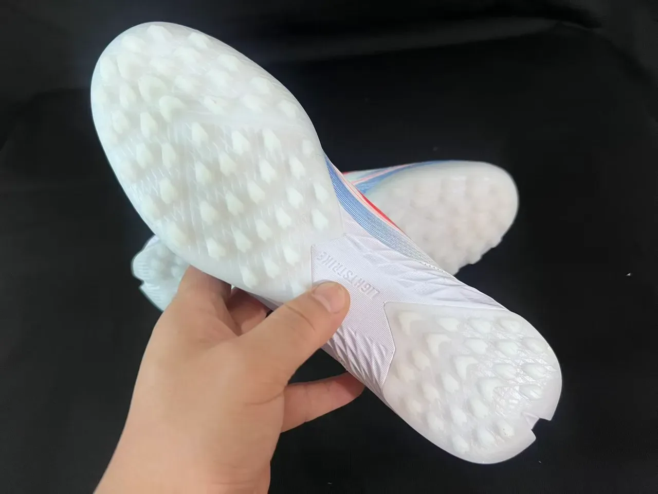 Adidas F50 Chaussures de football Turf blanc et bleu avec upper en knit ajustement de chaussette design de trois rayures en gradient 2