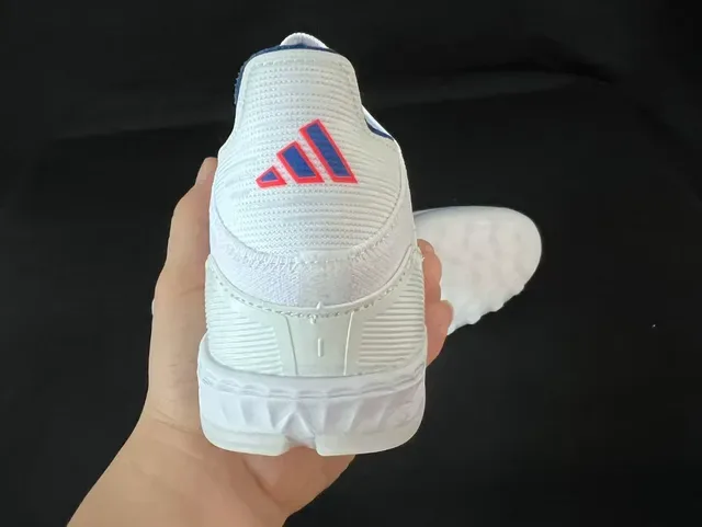 Adidas F50 Chaussures de football Turf blanc et bleu avec upper en knit ajustement de chaussette design de trois rayures en gradient 3