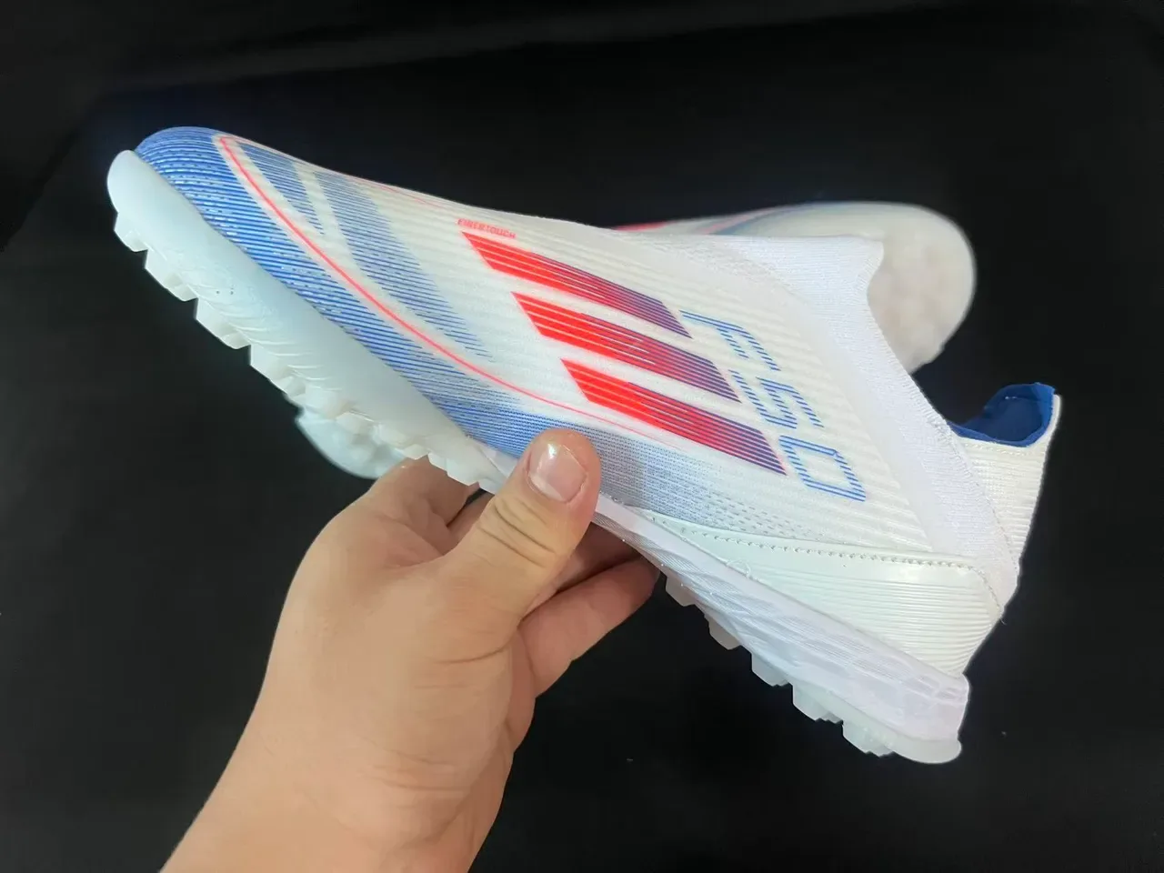 Adidas F50 Chaussures de football Turf blanc et bleu avec upper en knit ajustement de chaussette design de trois rayures en gradient 4