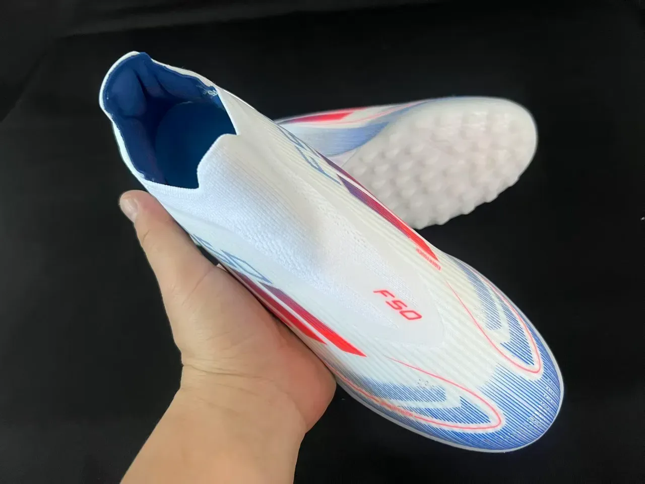 Adidas F50 Chaussures de football Turf blanc et bleu avec upper en knit ajustement de chaussette design de trois rayures en gradient 5