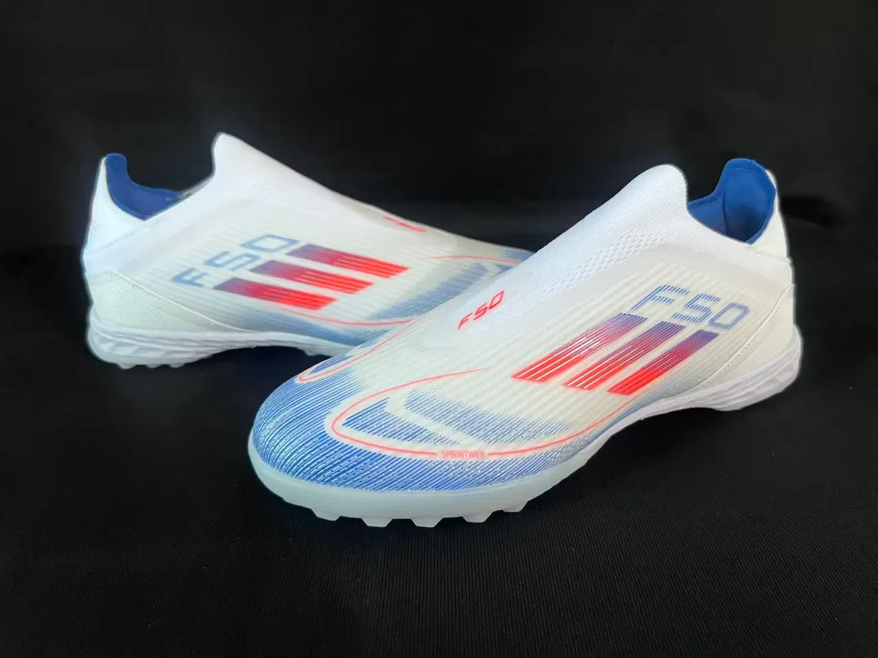 Adidas F50 Chaussures de football Turf blanc et bleu avec upper en knit ajustement de chaussette design de trois rayures en gradient 6