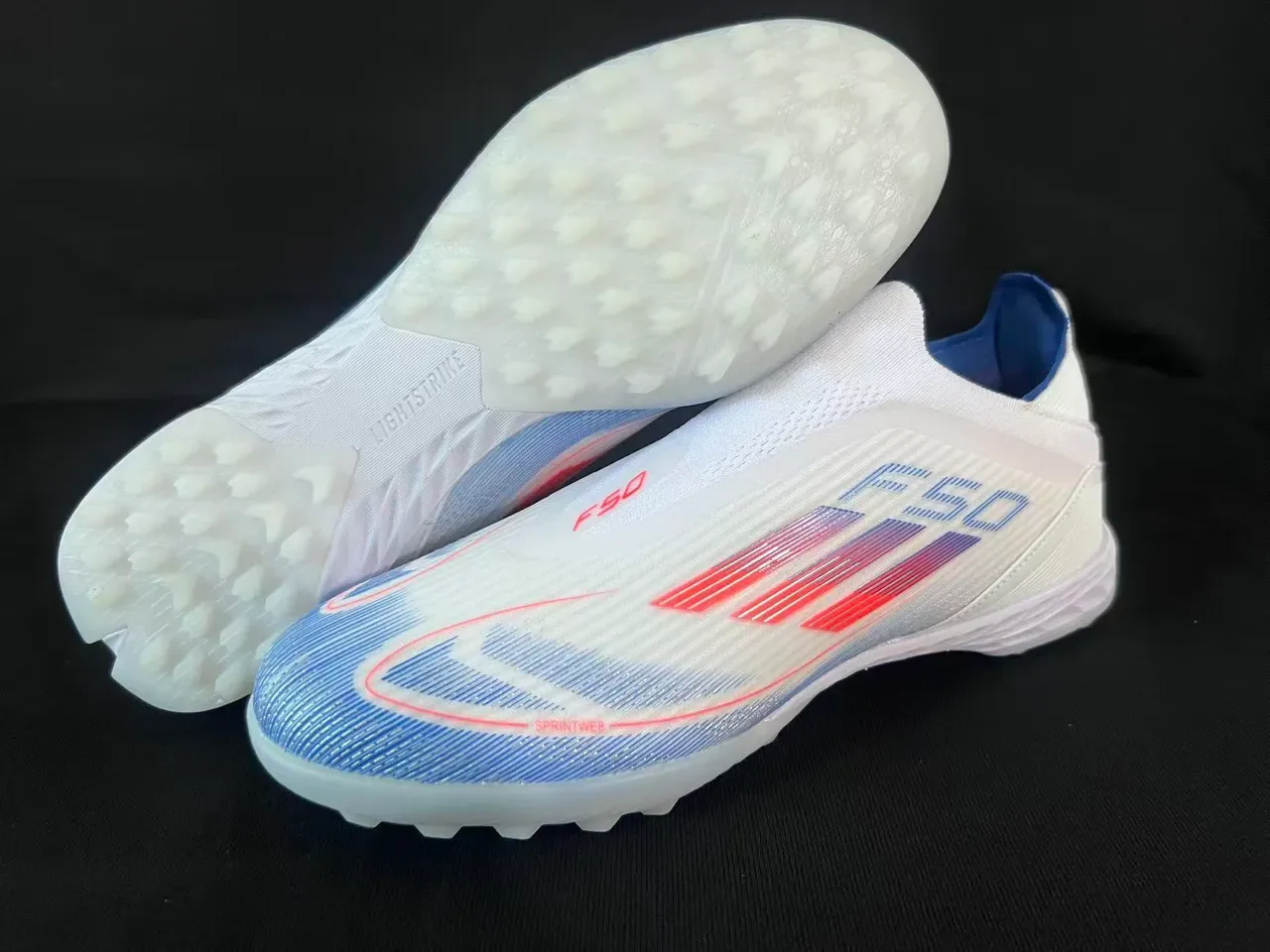 Adidas F50 Chaussures de football Turf blanc et bleu avec upper en knit ajustement de chaussette design de trois rayures en gradient 7