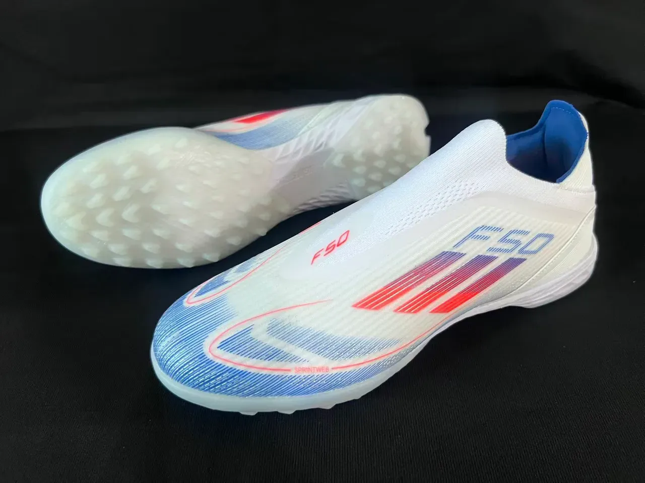 Adidas F50 Chaussures de football Turf blanc et bleu avec upper en knit ajustement de chaussette design de trois rayures en gradient 8