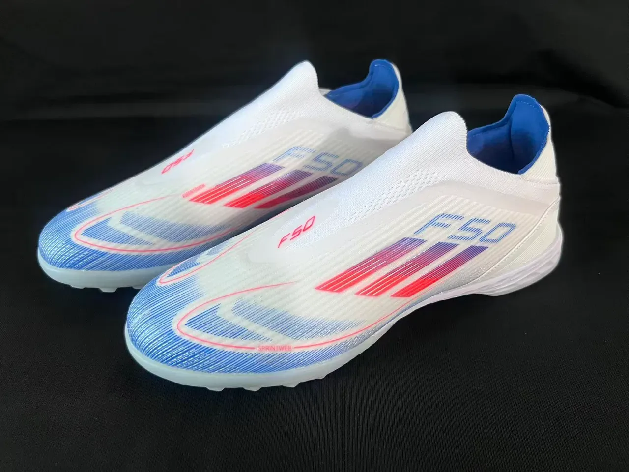 Adidas F50 Chaussures de football Turf blanc et bleu avec upper en knit ajustement de chaussette design de trois rayures en gradient 9