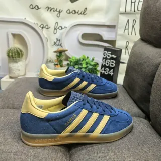 Adidas Gazelle حذاء رياضي أسلوب حياة باللون الأزرق البحري والأصفر