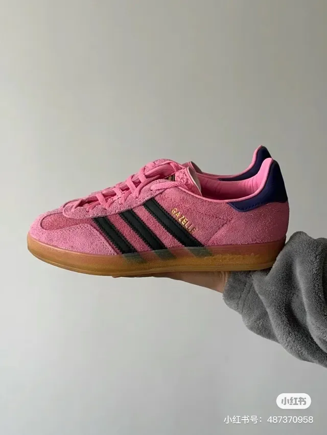 Adidas Gazelle 粉色和紫色麂皮生活方式运动鞋 4