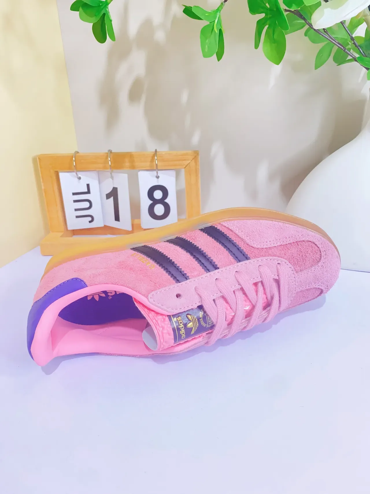 Adidas Gazelle 粉色和紫色麂皮生活方式运动鞋 9