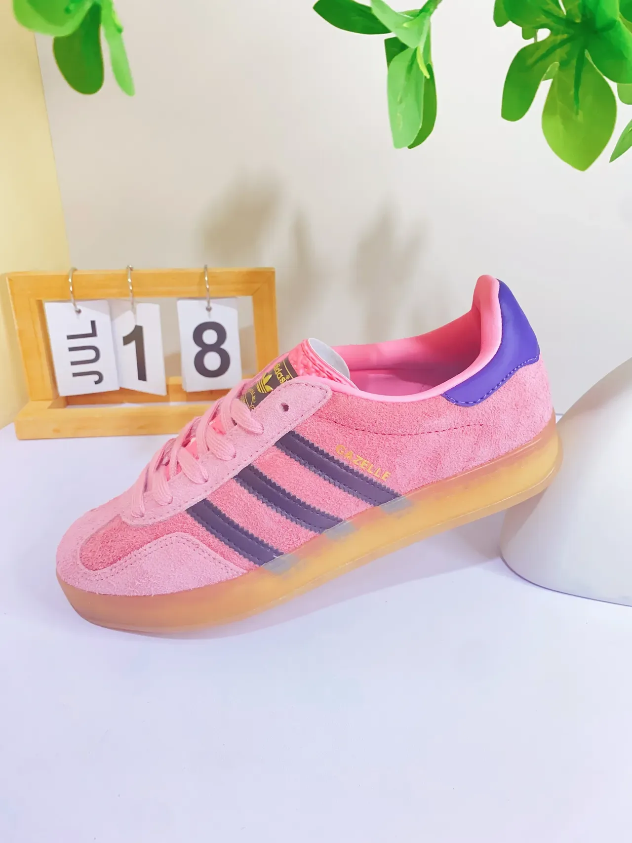 Adidas Gazelle 粉色和紫色麂皮生活方式运动鞋 10