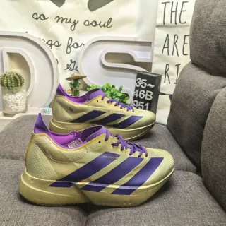 Adidas सोने की बैंगनी धातु ऊपरी तीन-धारी ओवरले दौड़ने की चप्पल