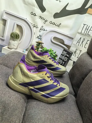 Adidas أحذية جري ذهبية بنفسجية معدنية مع ثلاث خطوط متداخلة في الجزء العلوي 9