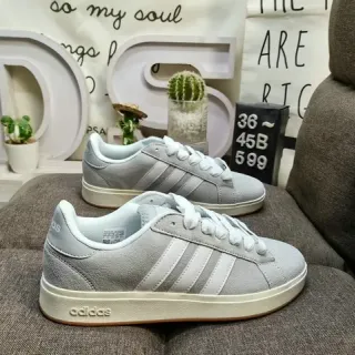 Adidas Gris Beige Chaussures Lifestyle Basse à Tige Texturée en Daim