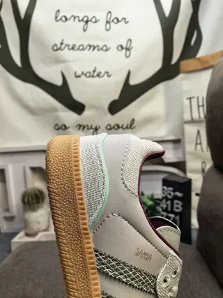 Adidas رمادي أخضر منخفضة القمة مربوطة بشرائط منسوجة ثلاث شرائح الألواح الجانبية حذاء رياضي نمط حياة 3