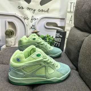 Adidas أحذية رياضية أسلوب حياة خضراء مع طبقات هندسية متداخلة وكولار مبطن