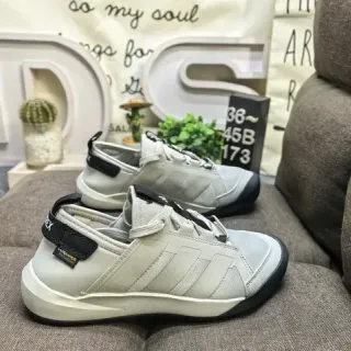 Adidas بدون أربطة slip-on بثلاث شرائط أسلوب حياة