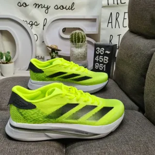 Adidas Lightstrike Pro पीला काला नियोन इंजीनियर्ड मेश थ्री-स्ट्राइप ओवरले रनिंग जूते