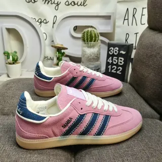 Adidas حذاء رياضي لون وردي أزرق بحري من السويد مع ثلاث شرائط نمط حياة