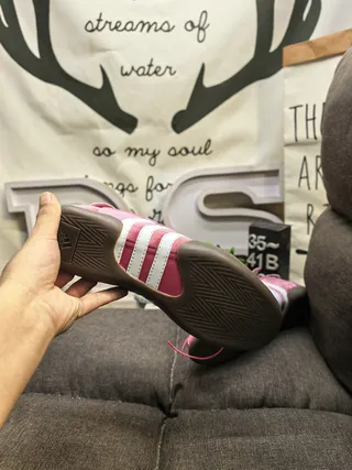 Adidas Chaussures Lifestyle Daim Rose avec sangle par-dessus la langue 4