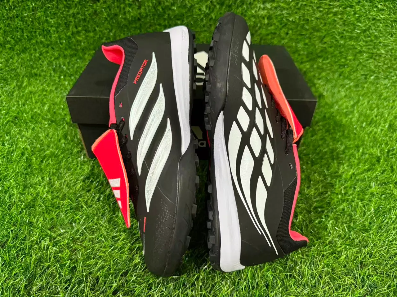 Adidas Predator काला लाल कम-कट सिंथेटिक अपर टर्फ फुटबॉल जूते 2