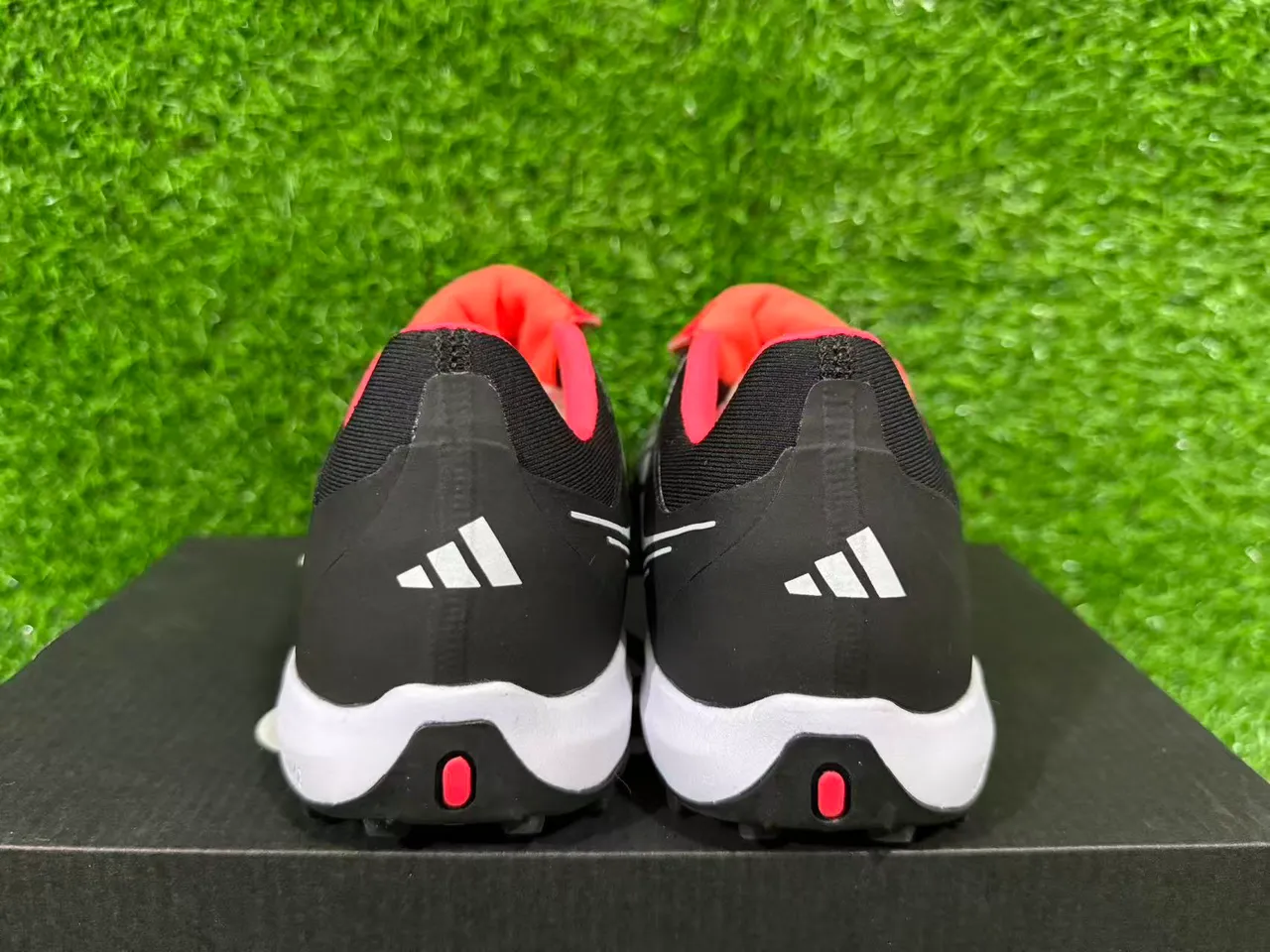 Adidas Predator काला लाल कम-कट सिंथेटिक अपर टर्फ फुटबॉल जूते 3